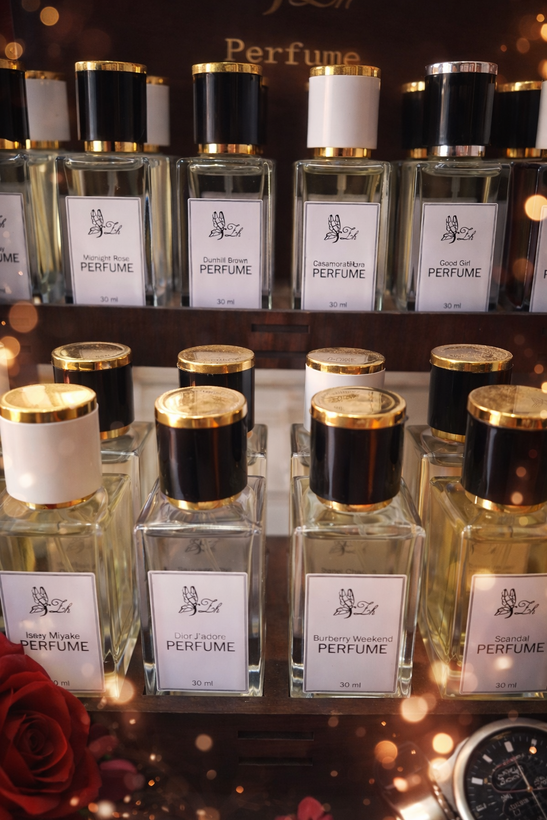 ادکلن (عطر) 30 میل اسانس اورجینال با ماندگاری بالا و قیمت اقتصادی