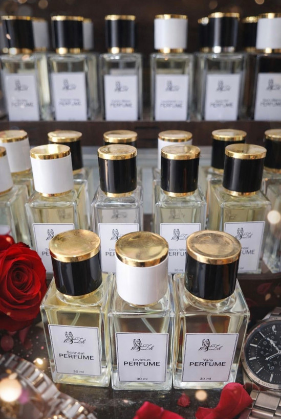 ادکلن (عطر) 30 میل اسانس اورجینال با ماندگاری بالا و قیمت اقتصادی